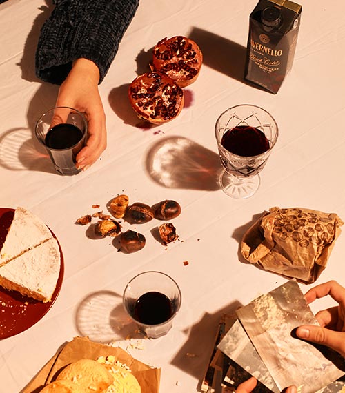 tavola imbandita con tavernello rosso nei bicchieri