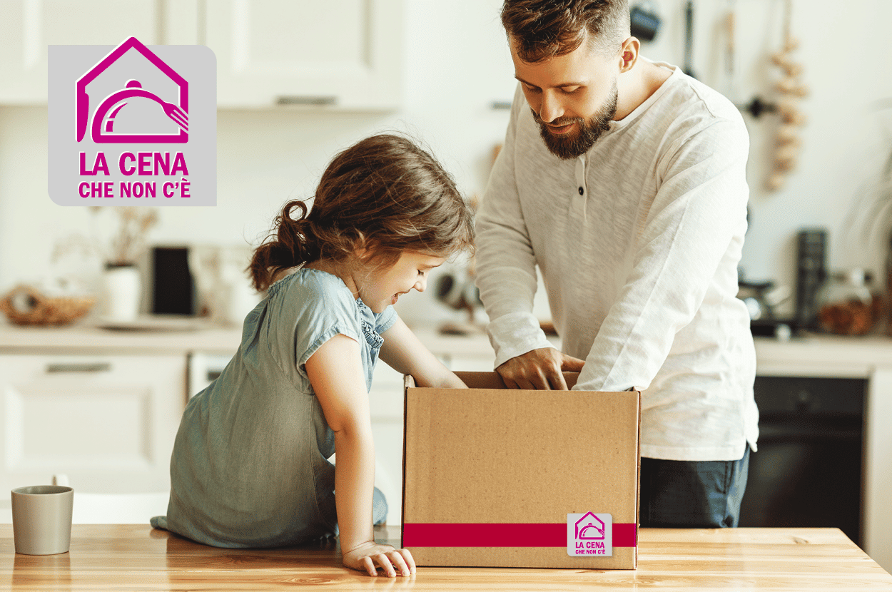 padre e figlia aprono uno scatolone