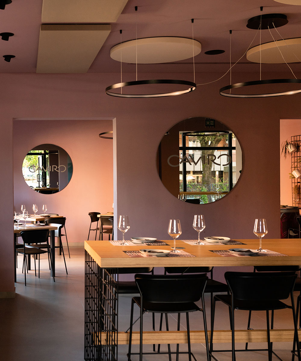 tavolo con calici e specchio con logo caviro