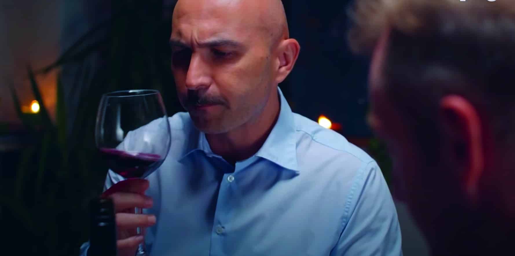 Maccio Capatonda tiene calice di vino rosso