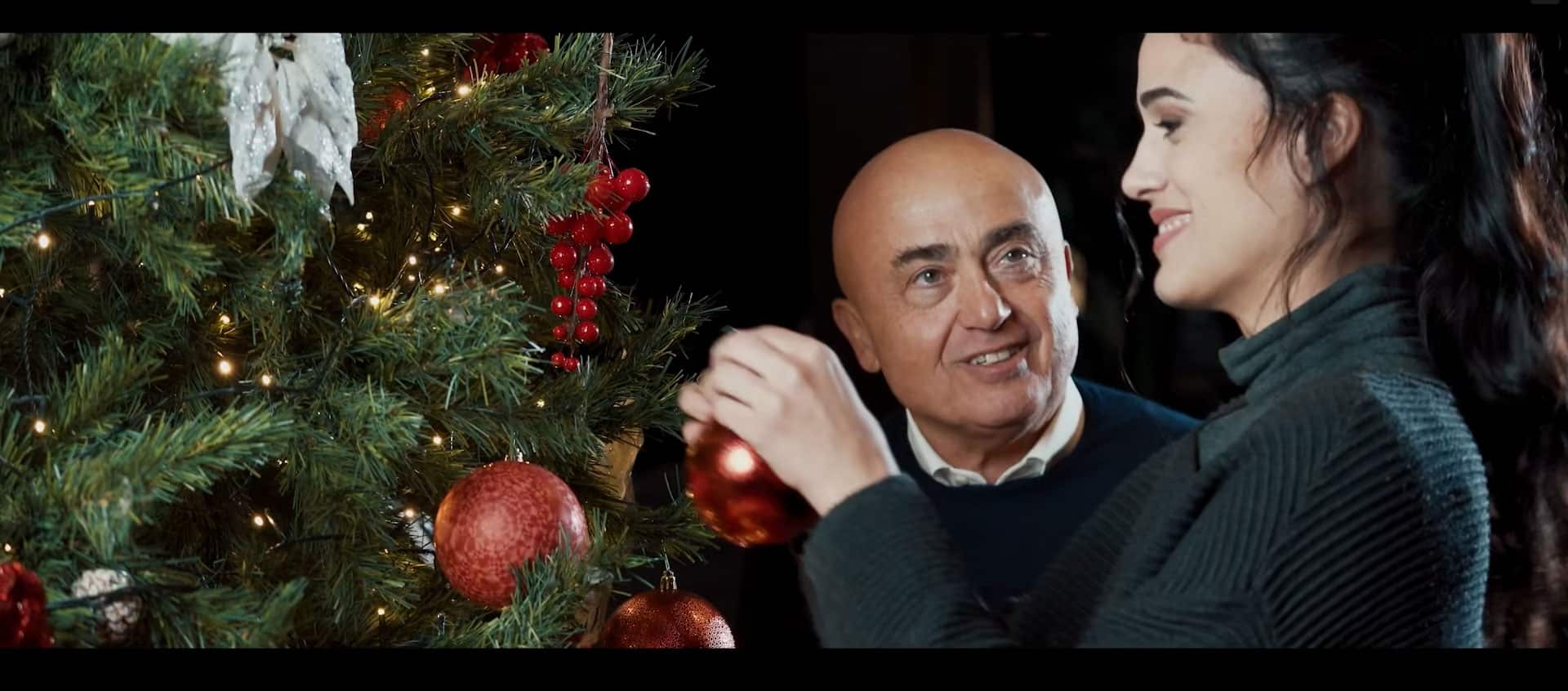 Paolo Cevoli con ragazza e albero di natale