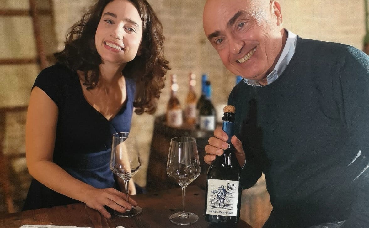 Paolo Cevoli con bottiglia vigneti romio