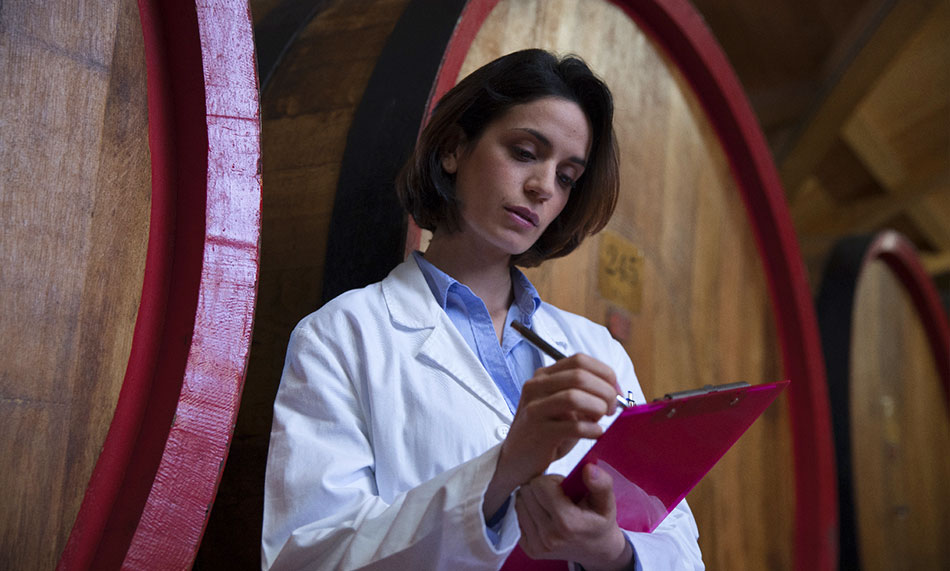 ragazza scrive su una cartella